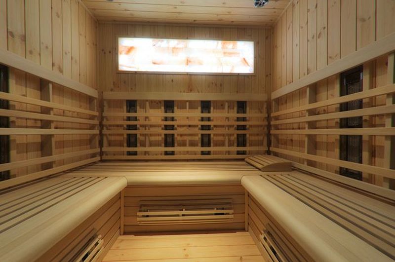 Infrasauna vestavěná do niky v provedení severská borovice